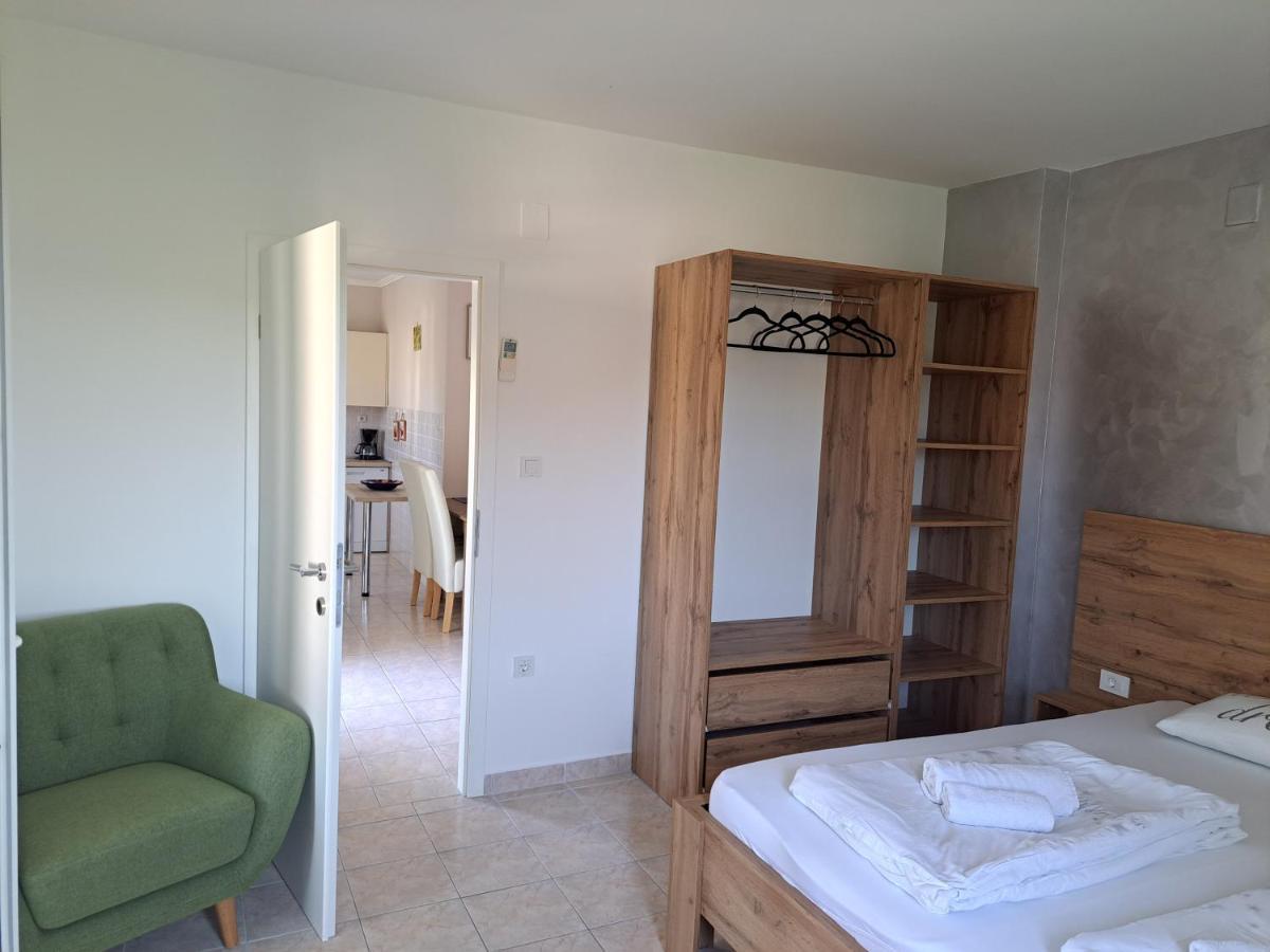 Apartmani Ana & Milo ロパール エクステリア 写真